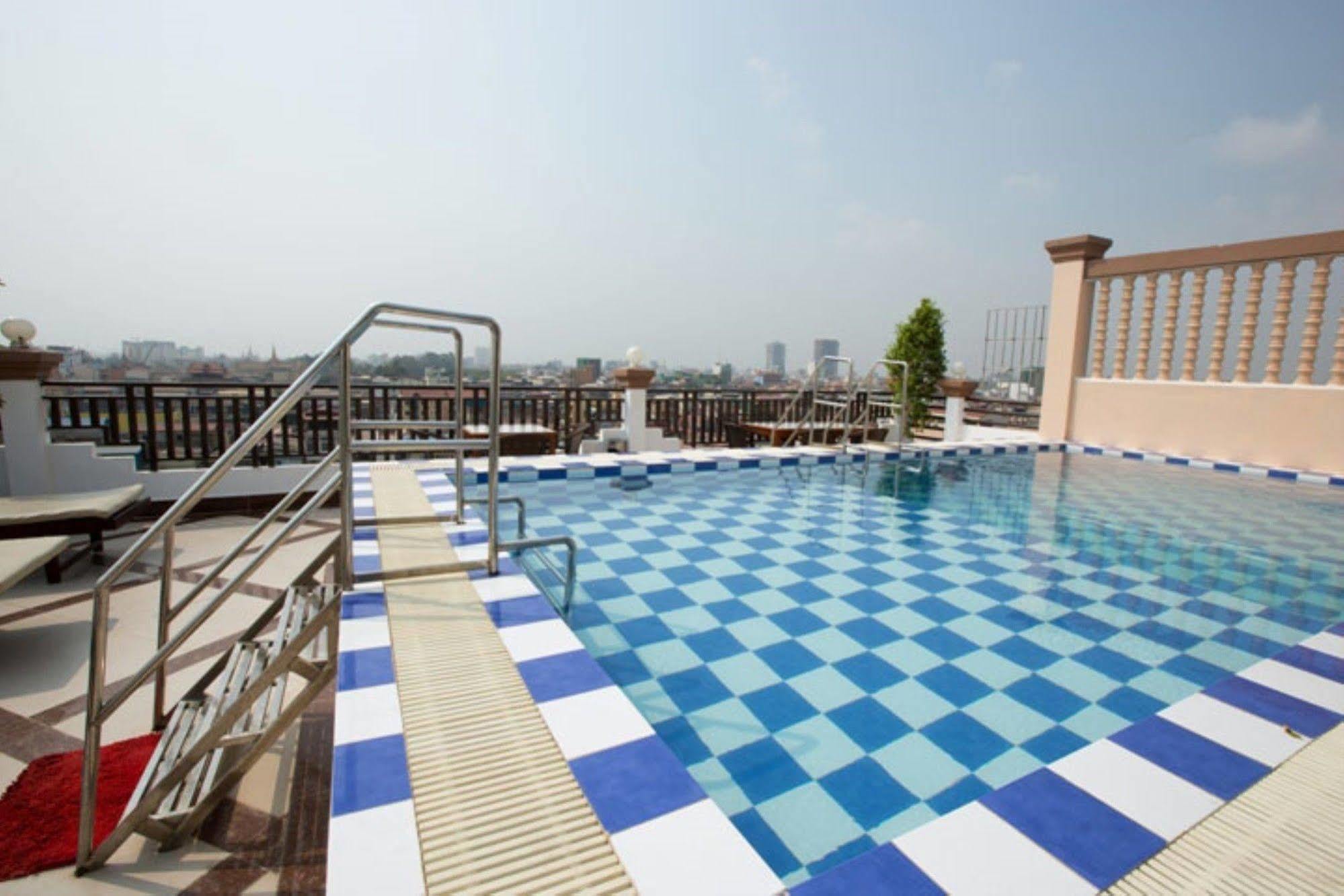 Queenwood Hotel Phnom Penh Exteriör bild